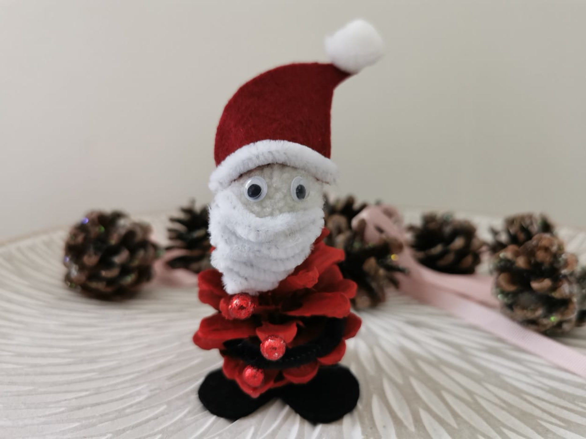 Des Pères Noël avec des rouleaux de papier toilette  Papier toilette noel,  Noël bricolage décoration, Pliage serviette noel