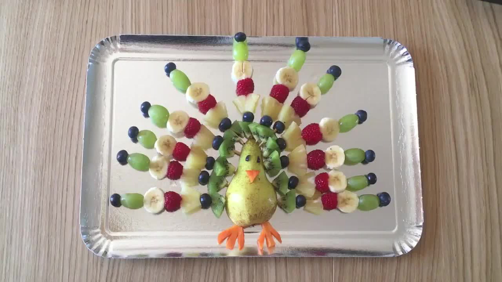 Oiseau En Brochettes De Fruits