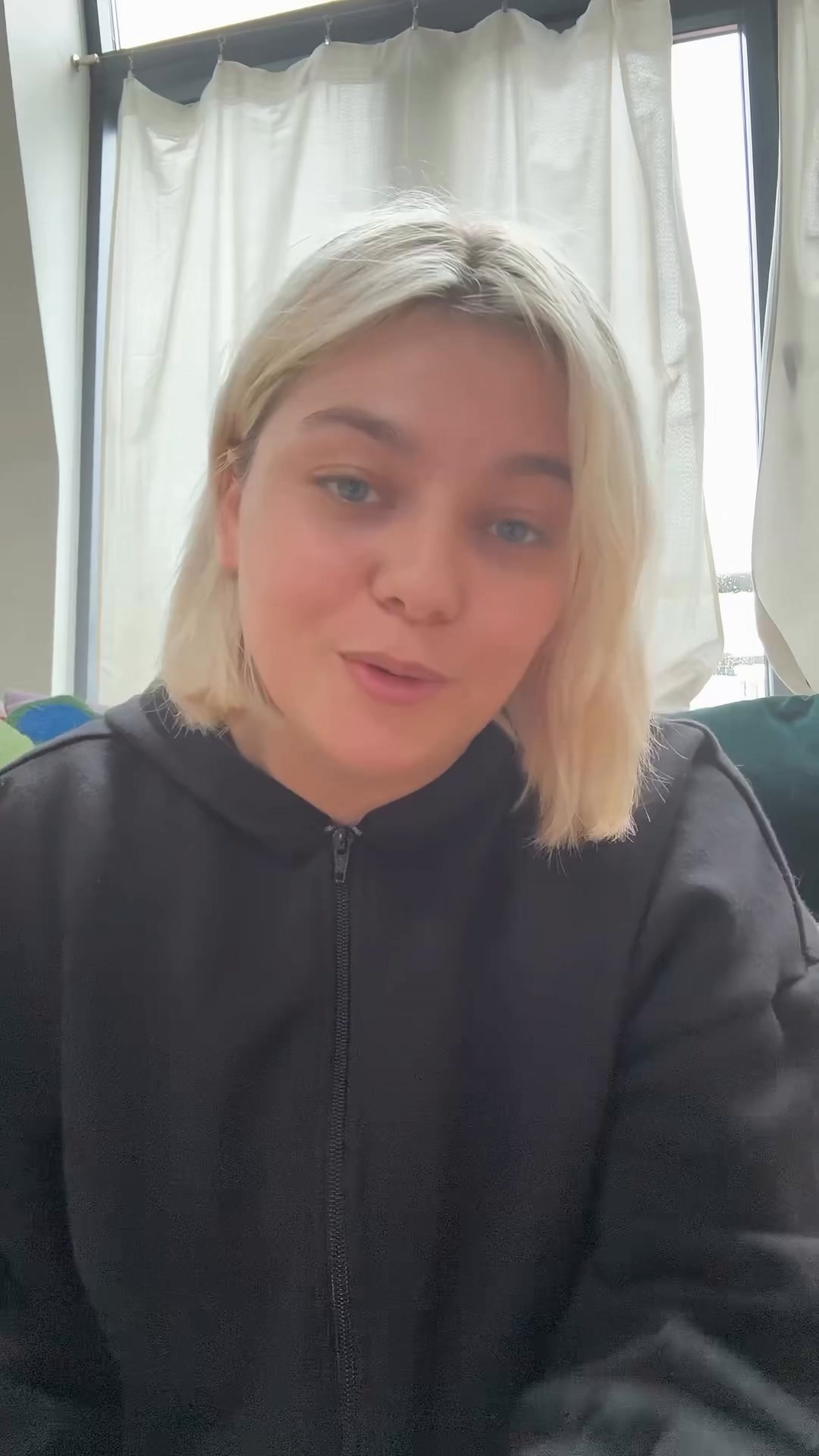 Louane dévoile sa peau ultra lisse sans maquillage qui lui donne des airs  de poupée - Elle est adorable !